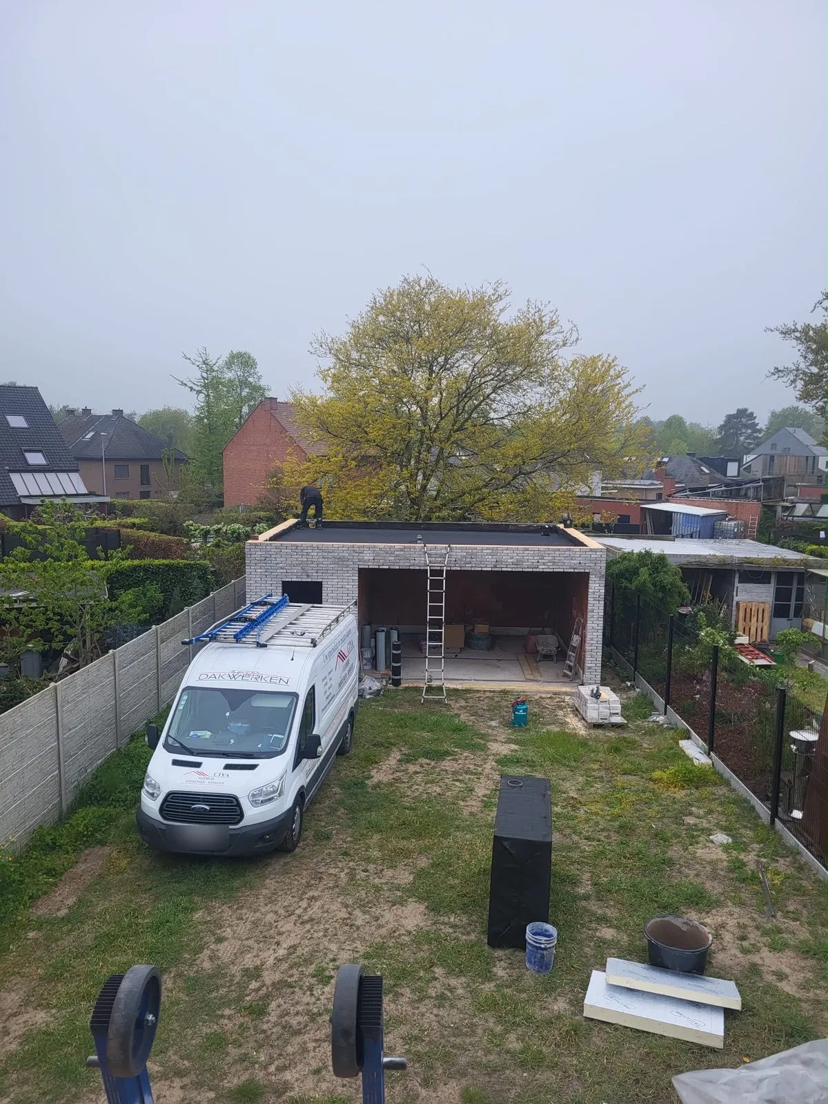 Bestelwagen van Ciya Dakwerken op een werf bij een nieuwe garage