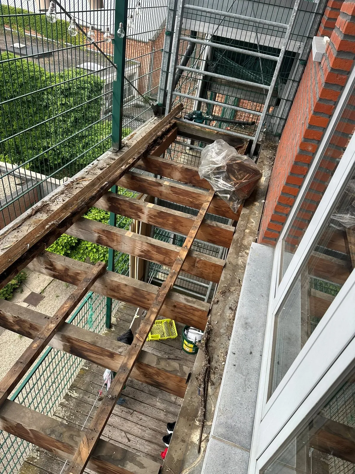 Houten dakconstructie van een aanbouw tijdens de werken