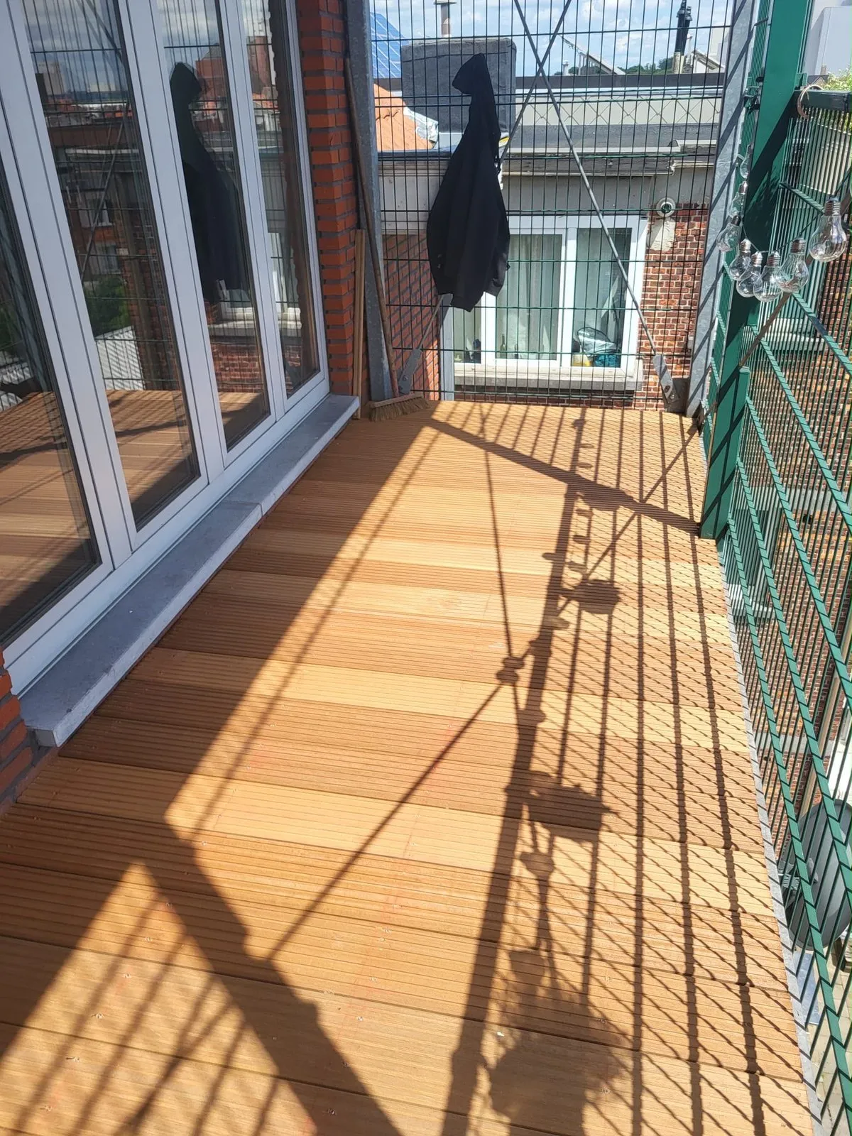 Dakterras met houten vlonders na afwerking van het dak