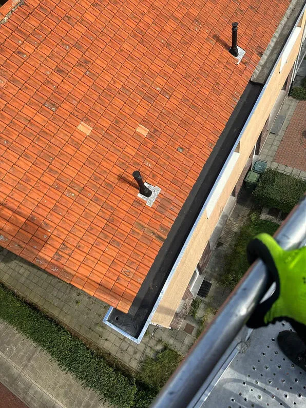 Dakgoot en dakrand afgewerkt in EPDM op een pannendak