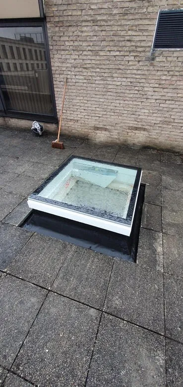 Nieuwe vlakke lichtkoepel op plat dak