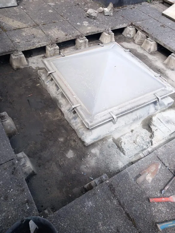 Oude, verweerde lichtkoepel op een plat dak