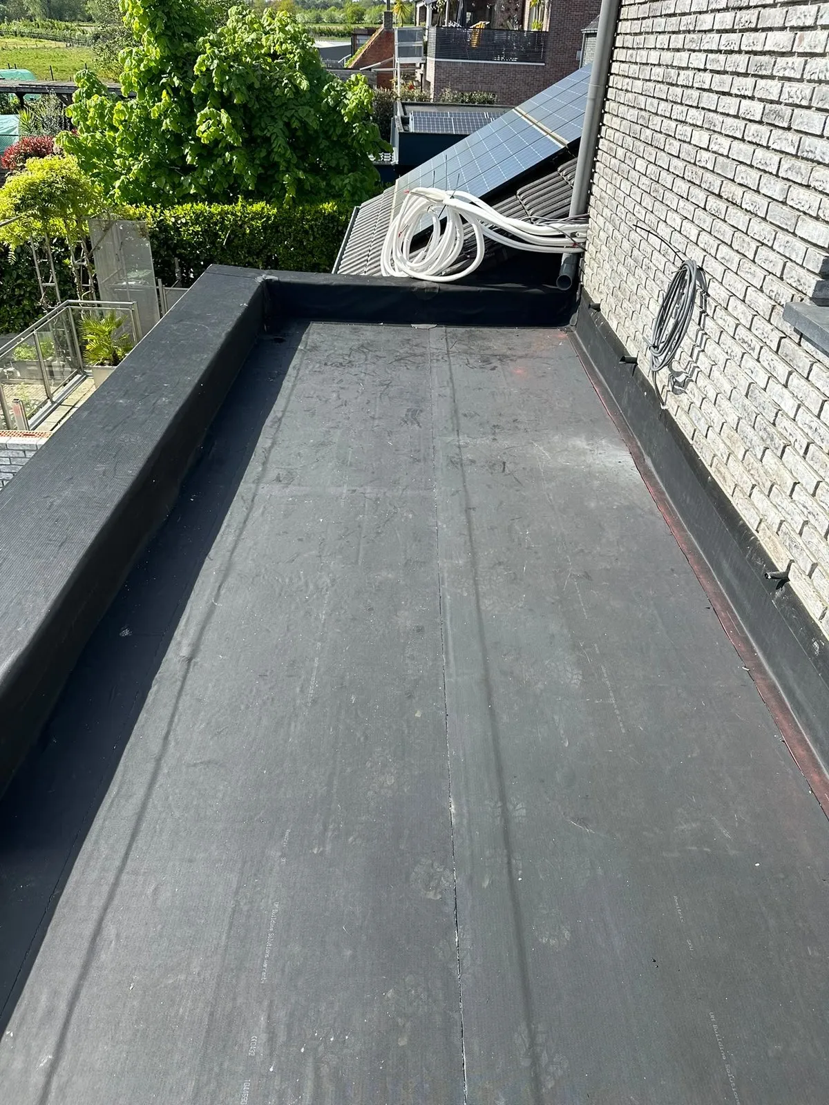 Afgewerkt plat dak met nieuwe roofing en strakke dakrand