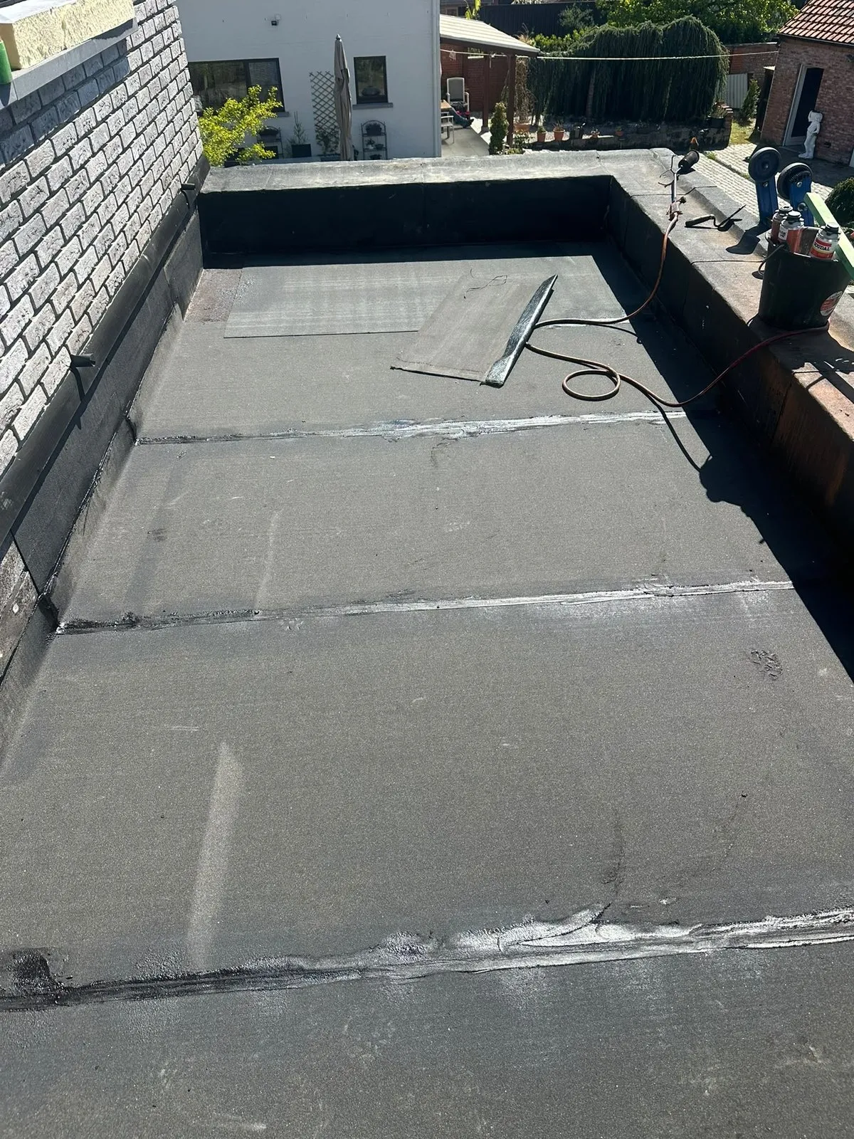 Plat dak met nieuwe roofing en afgewerkte opstand