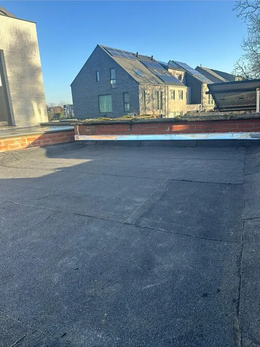 Plat dak na vernieuwing van de roofing