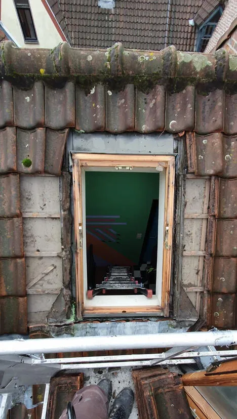 Opening in hellend pannendak voorbereid voor een dakraam