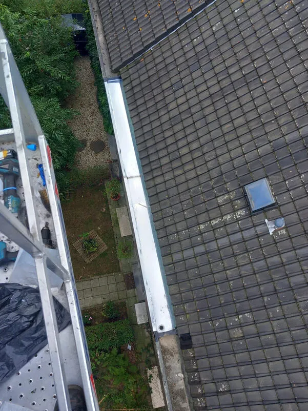 Nieuw geplaatste zinken dakgoot