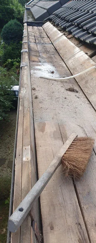 Kale houten dakgootrand voor plaatsing van een nieuwe goot